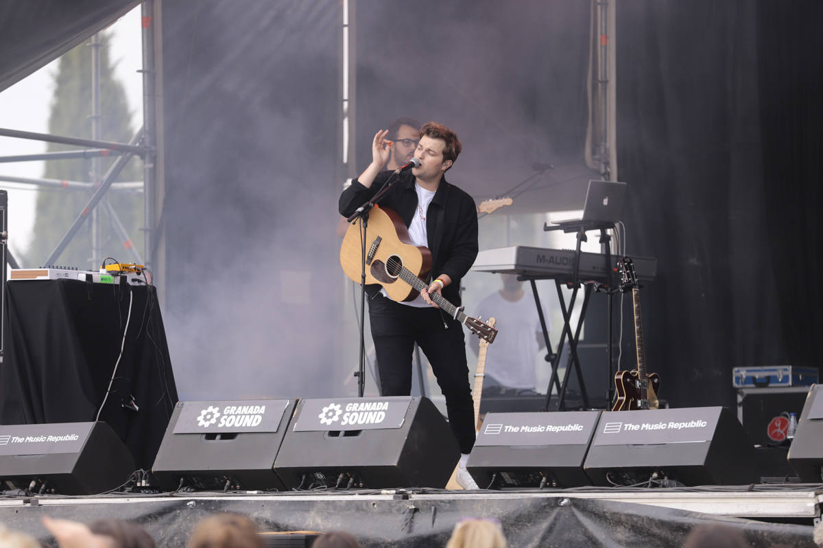 El festival con el que 'acaba el verano' reúne a miles de personas en el Cortijo del Conde de Granada 