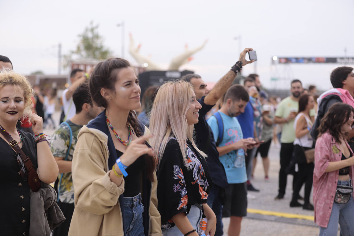 El festival con el que 'acaba el verano' reúne a miles de personas en el Cortijo del Conde de Granada 