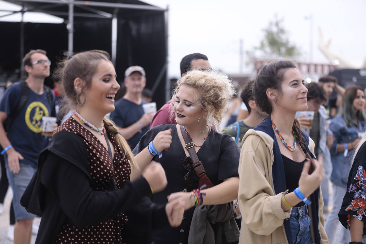 El festival con el que 'acaba el verano' reúne a miles de personas en el Cortijo del Conde de Granada 