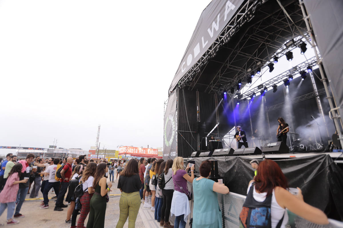 El festival con el que 'acaba el verano' reúne a miles de personas en el Cortijo del Conde de Granada 