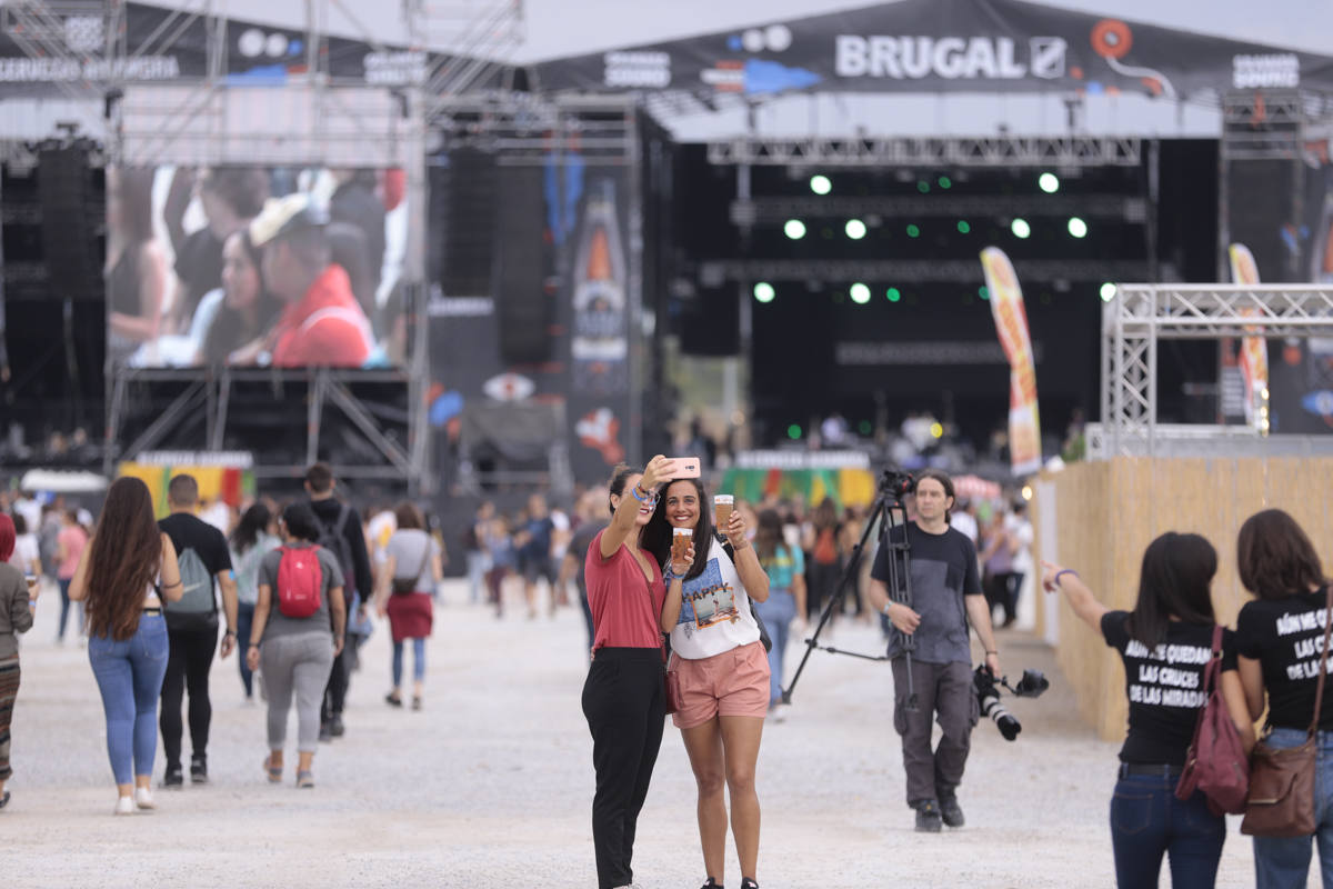 El festival con el que 'acaba el verano' reúne a miles de personas en el Cortijo del Conde de Granada 