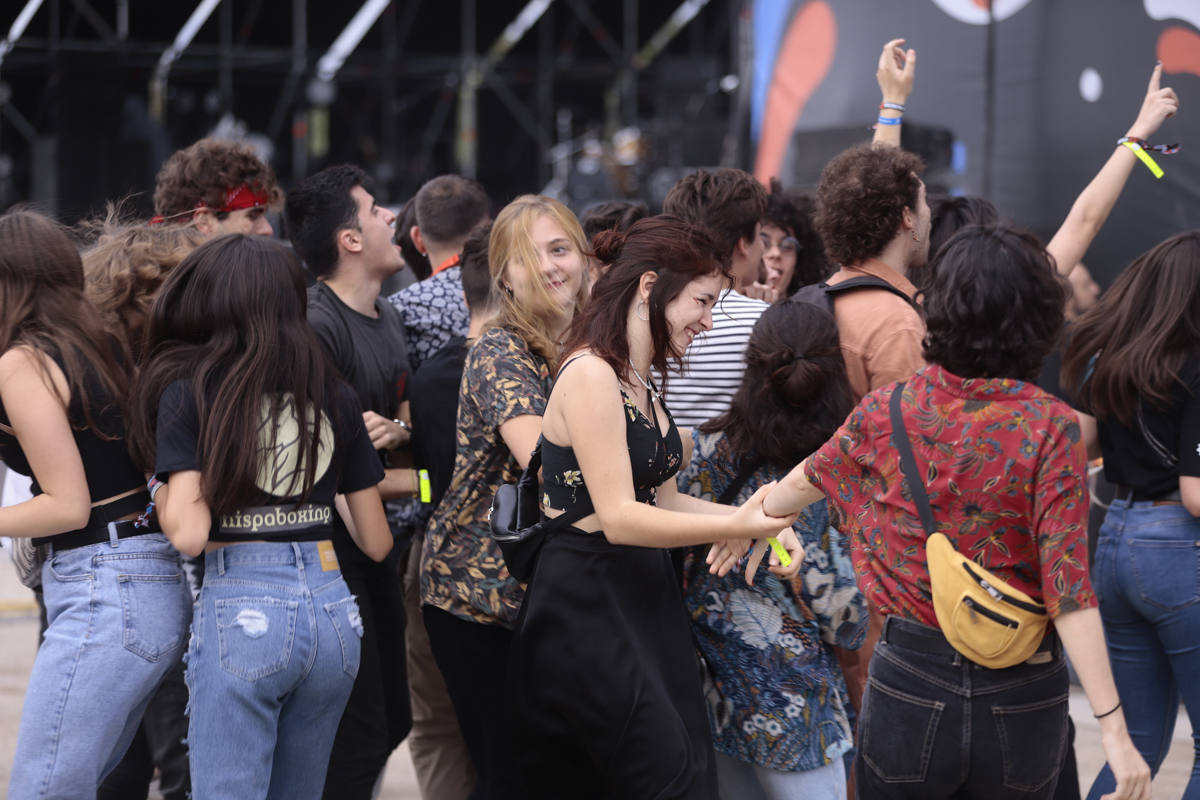 El festival con el que 'acaba el verano' reúne a miles de personas en el Cortijo del Conde de Granada 