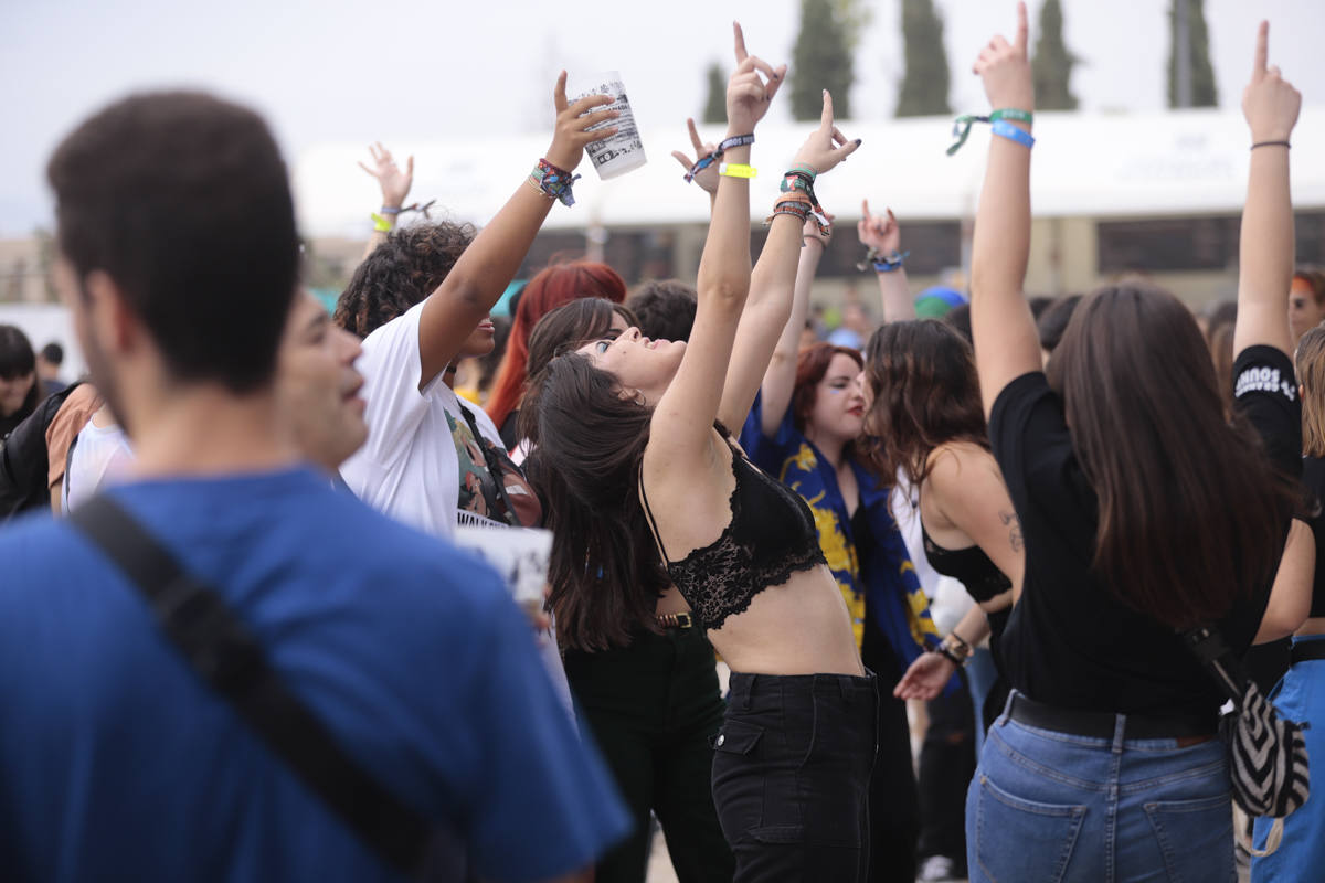 El festival con el que 'acaba el verano' reúne a miles de personas en el Cortijo del Conde de Granada 