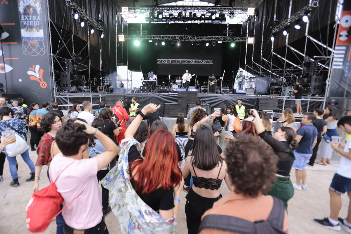 El festival con el que 'acaba el verano' reúne a miles de personas en el Cortijo del Conde de Granada 