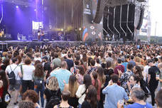 El festival con el que 'acaba el verano' reúne a miles de personas en el Cortijo del Conde de Granada 