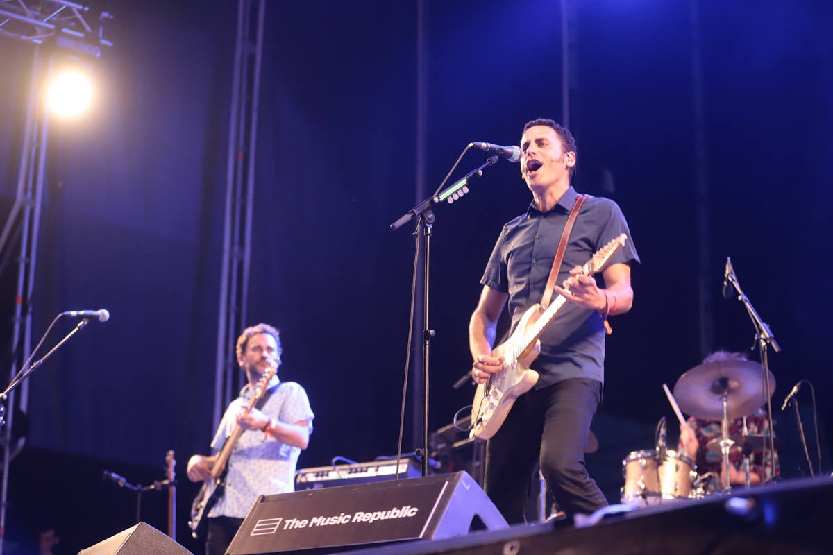 El festival con el que 'acaba el verano' reúne a miles de personas en el Cortijo del Conde de Granada 