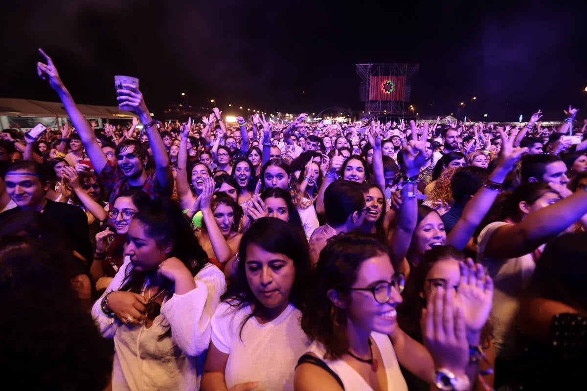 El festival con el que 'acaba el verano' reúne a miles de personas en el Cortijo del Conde de Granada 
