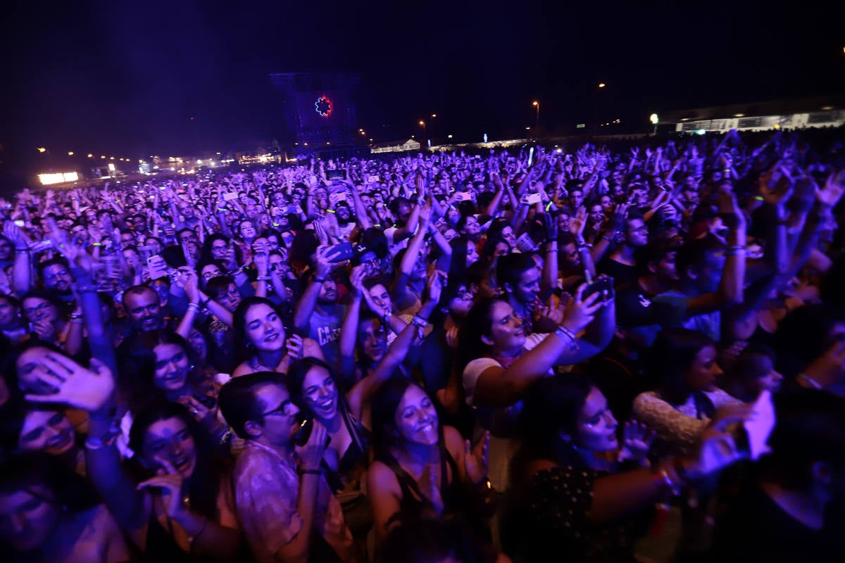 El festival con el que 'acaba el verano' reúne a miles de personas en el Cortijo del Conde de Granada 