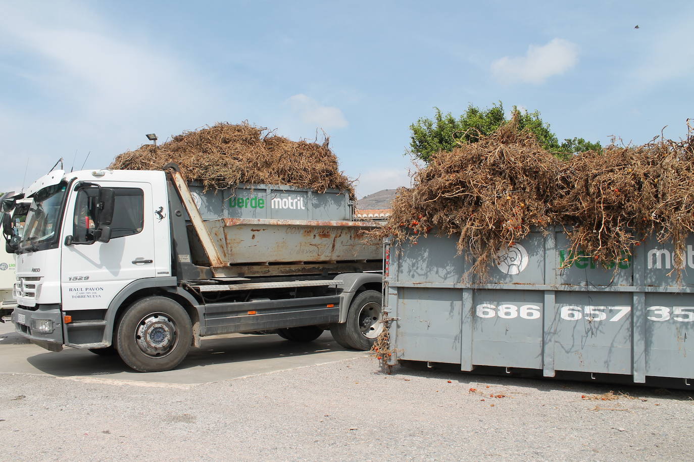 El cierre de la planta de reciclaje de Motril tras sufrir dos incendios está provocando una «parálisis» en el sector agrícola 