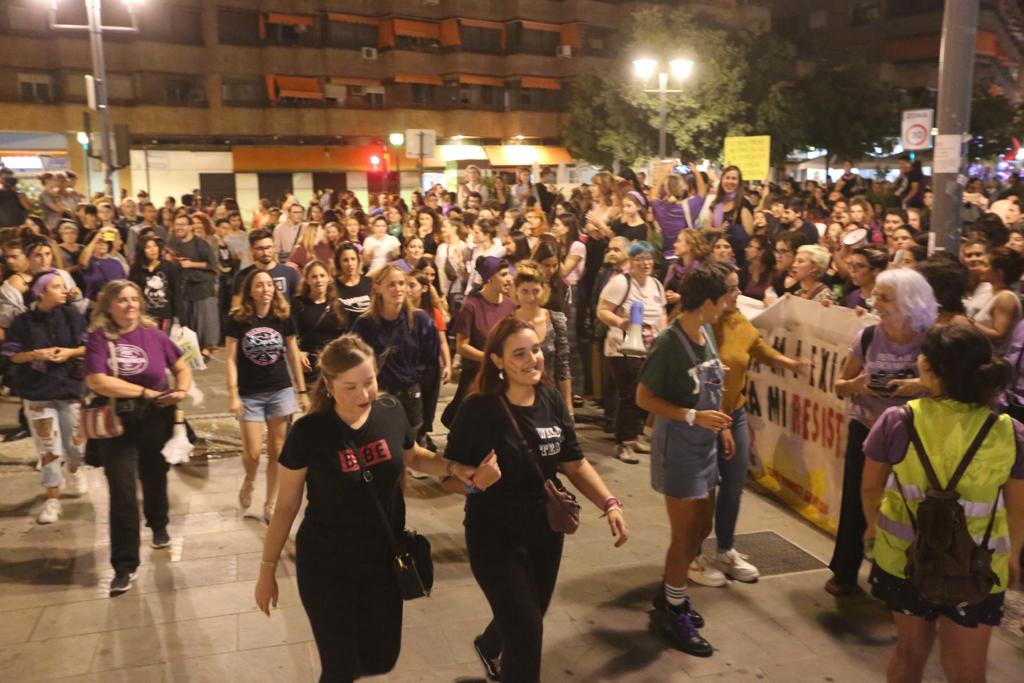 Miles de personas convierten el Centro de la ciudad en violeta con una movilización para exigir seguridad «al volver a casa» y acabar con las muertes por violencia de género 