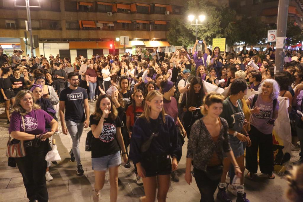 Miles de personas convierten el Centro de la ciudad en violeta con una movilización para exigir seguridad «al volver a casa» y acabar con las muertes por violencia de género 