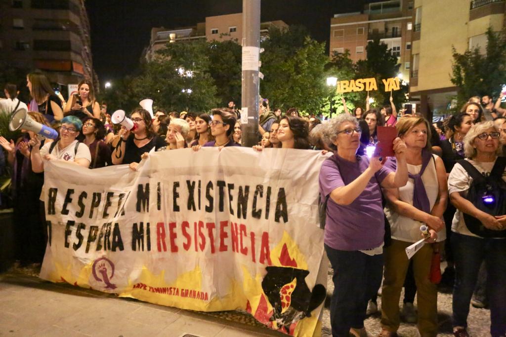 Miles de personas convierten el Centro de la ciudad en violeta con una movilización para exigir seguridad «al volver a casa» y acabar con las muertes por violencia de género 