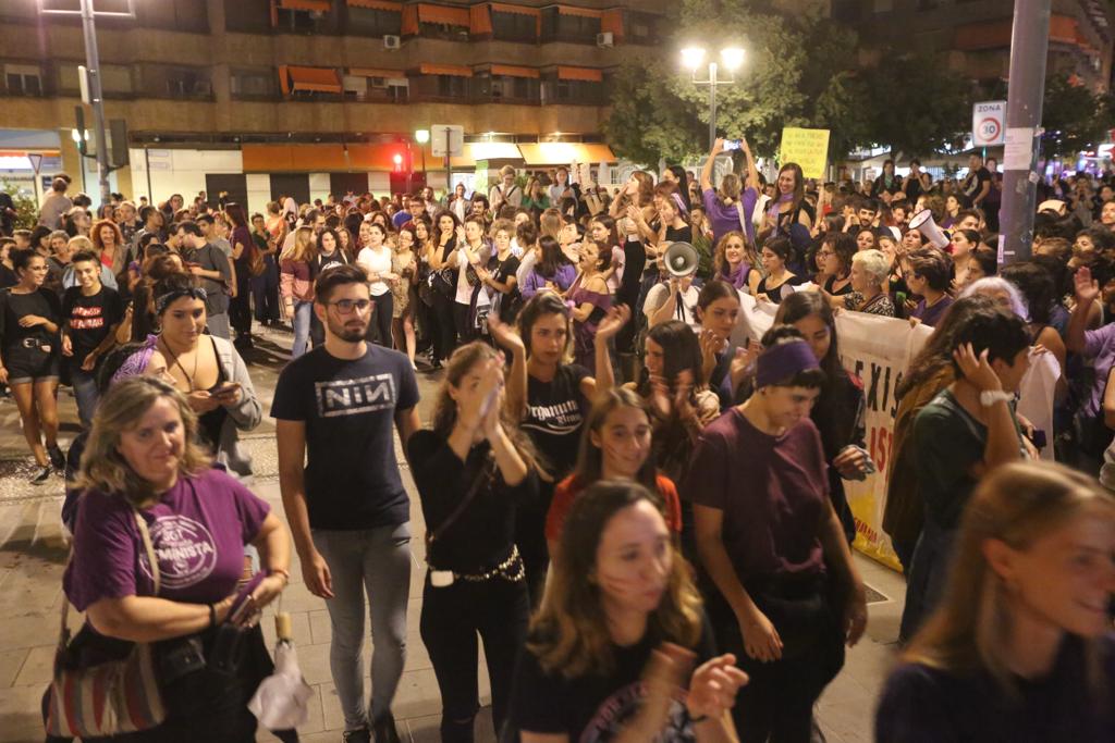 Miles de personas convierten el Centro de la ciudad en violeta con una movilización para exigir seguridad «al volver a casa» y acabar con las muertes por violencia de género 