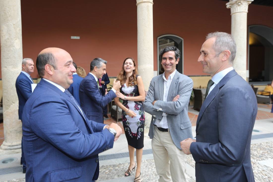 El Hotel Santa Paula ha acogido esta mañana las jornadas Bankia Forward, donde el CEO de Innsai, Jesús Navarro, ha repasado las principales tendencias de la innovación empresarial en un evento organizado por IDEAL