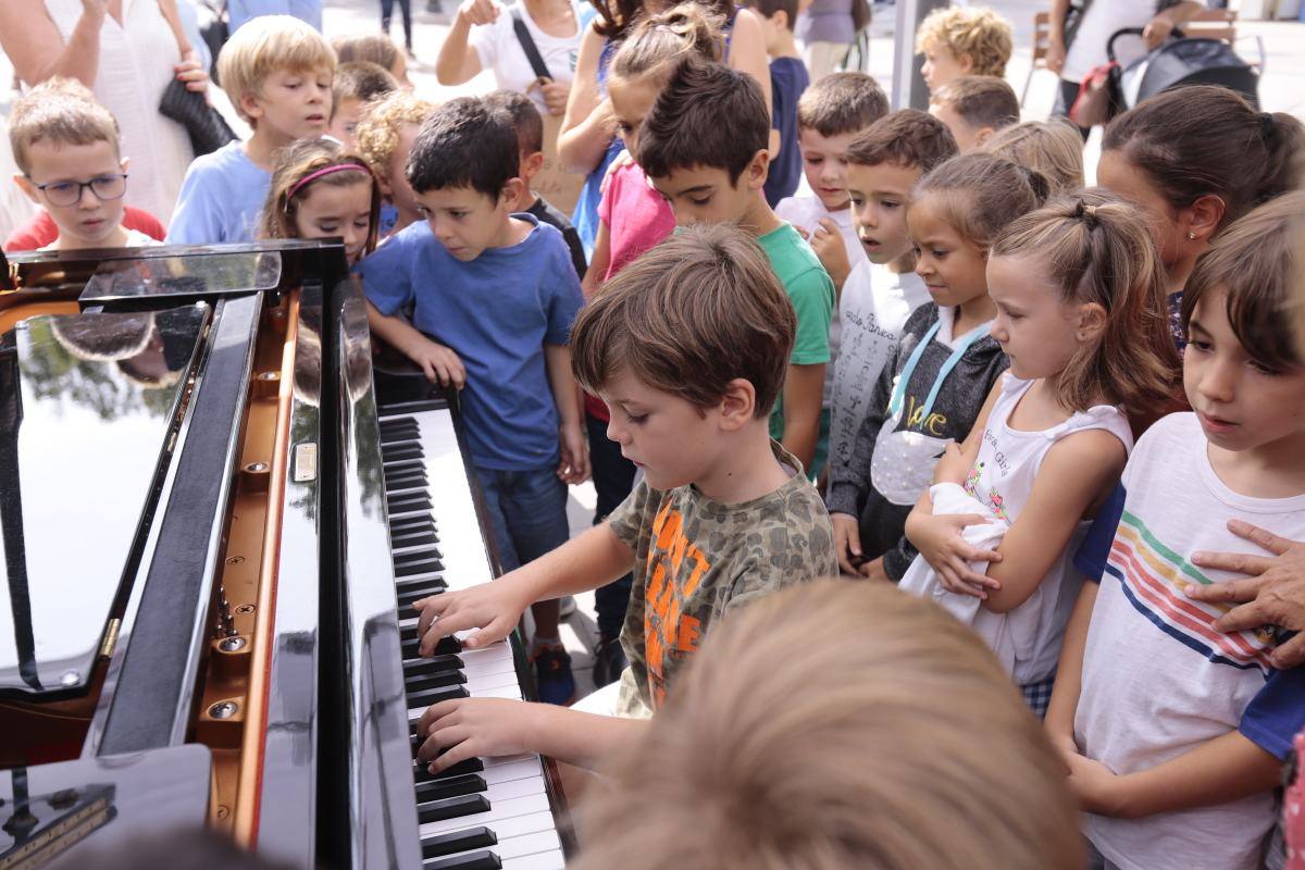 Estos instrumentos están ubicados en siete plazas emblemáticas de la ciudad, haciendo que la ciudad suene mejor