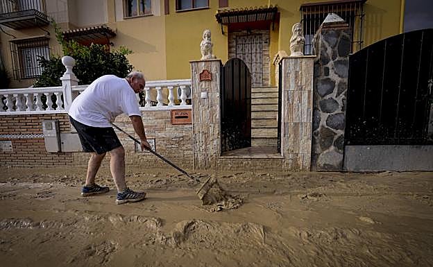 Una calle de Las Gabias, embarrada tras las tormentas del pasado fin de semana. 