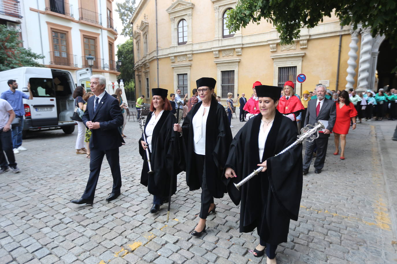 En la sede del Rectorado se celebró el acto académico que contó con una gran asistencia de miembros de la comunidad universitaria así como destacados representantes de otras instituciones y entidades públicas