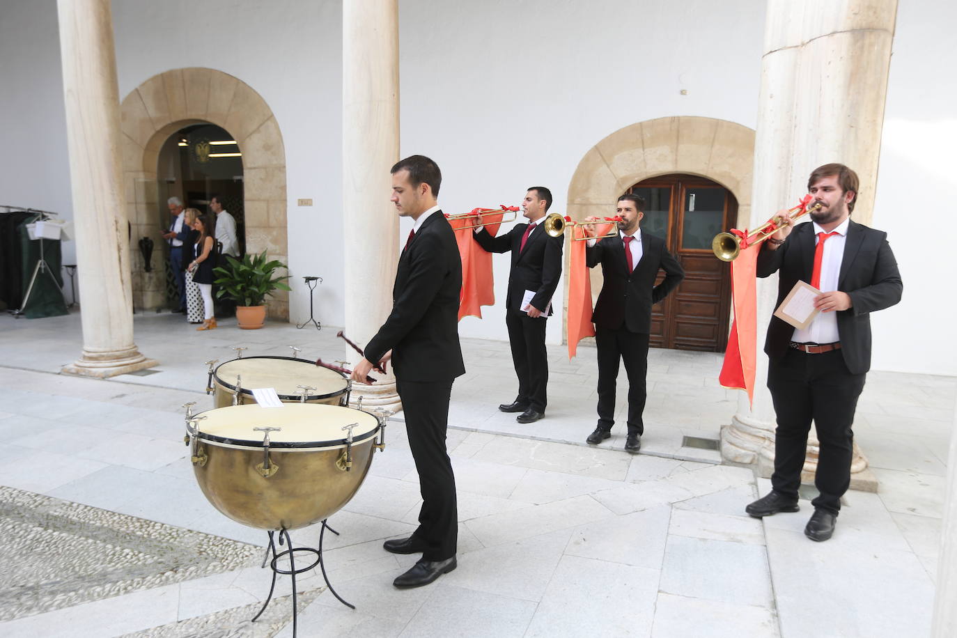 En la sede del Rectorado se celebró el acto académico que contó con una gran asistencia de miembros de la comunidad universitaria así como destacados representantes de otras instituciones y entidades públicas