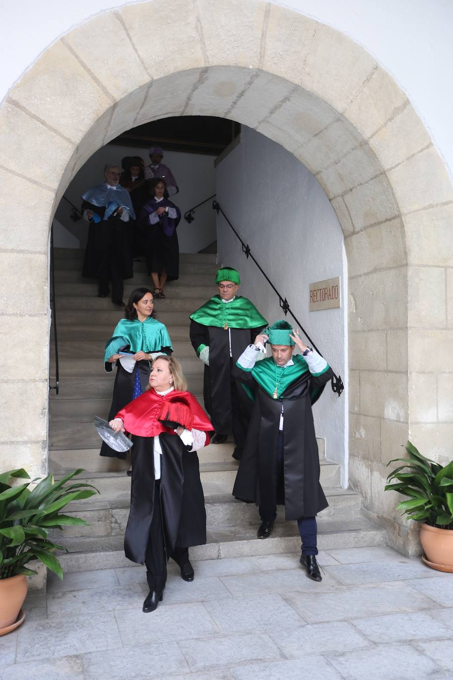 En la sede del Rectorado se celebró el acto académico que contó con una gran asistencia de miembros de la comunidad universitaria así como destacados representantes de otras instituciones y entidades públicas