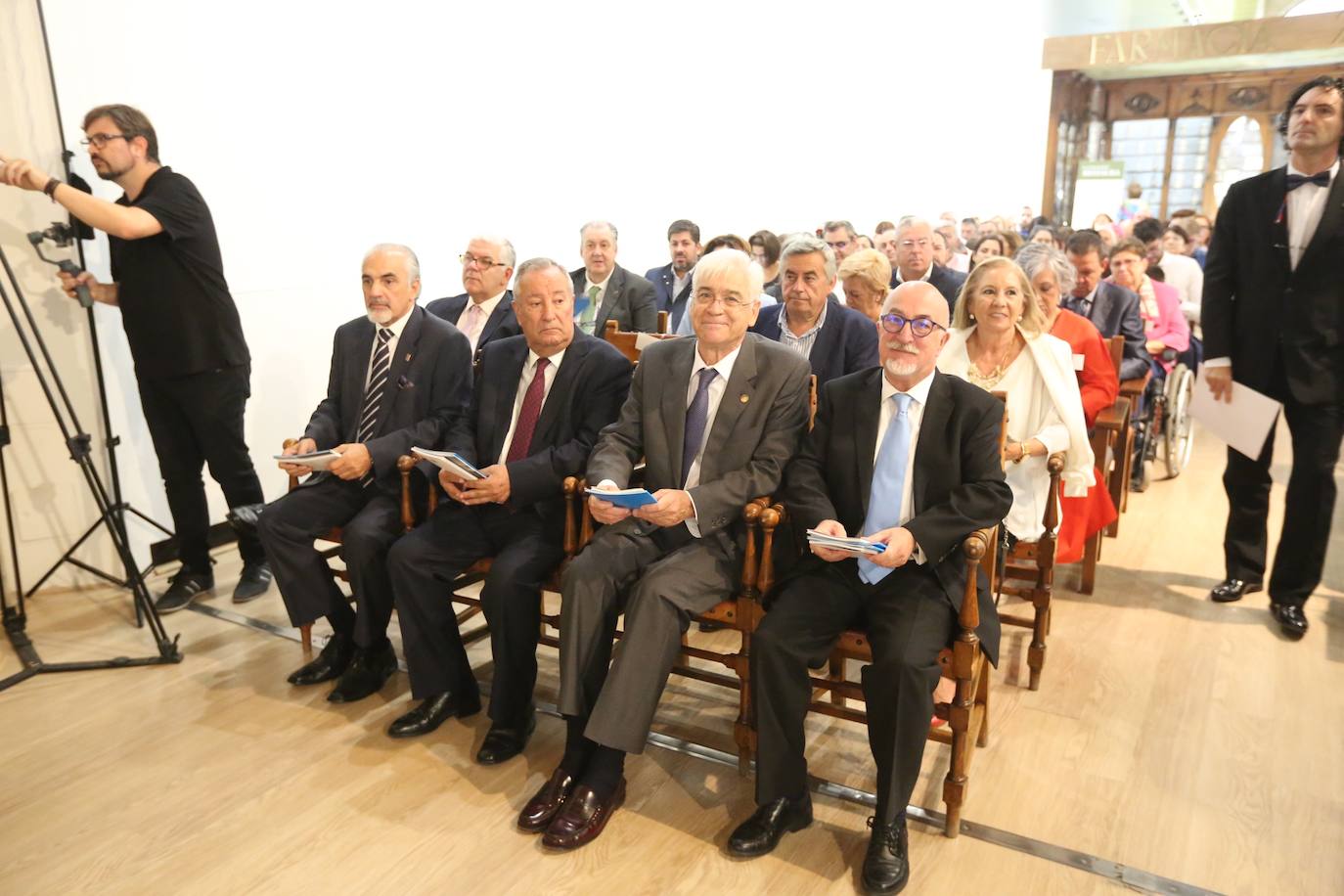 En la sede del Rectorado se celebró el acto académico que contó con una gran asistencia de miembros de la comunidad universitaria así como destacados representantes de otras instituciones y entidades públicas