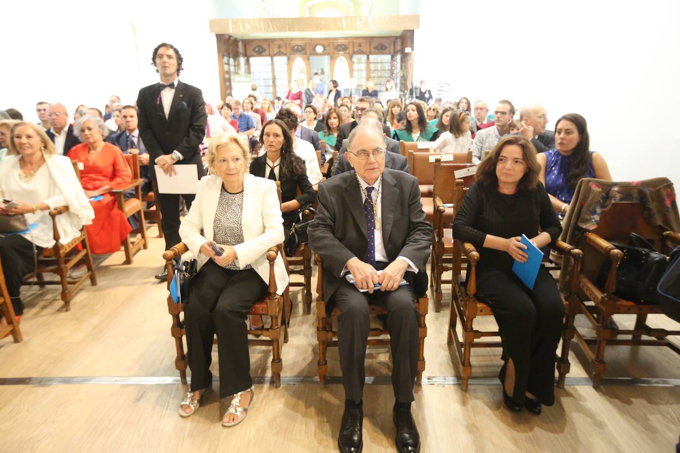 En la sede del Rectorado se celebró el acto académico que contó con una gran asistencia de miembros de la comunidad universitaria así como destacados representantes de otras instituciones y entidades públicas