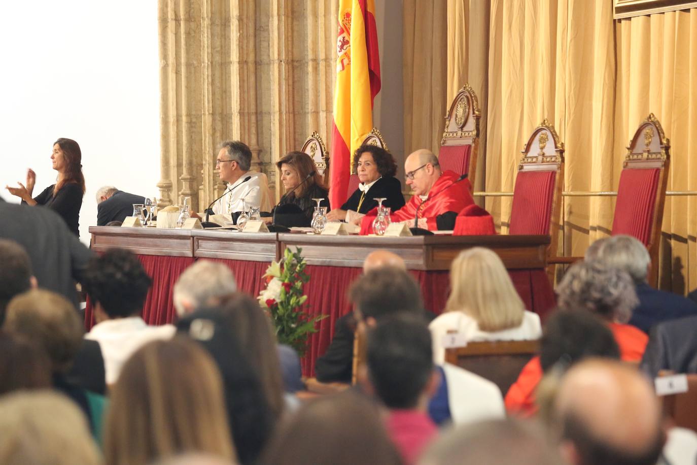 En la sede del Rectorado se celebró el acto académico que contó con una gran asistencia de miembros de la comunidad universitaria así como destacados representantes de otras instituciones y entidades públicas