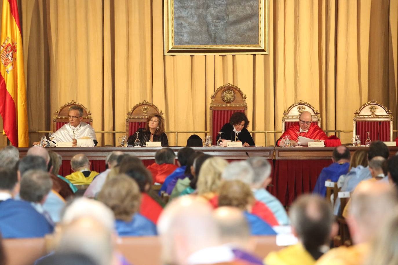 En la sede del Rectorado se celebró el acto académico que contó con una gran asistencia de miembros de la comunidad universitaria así como destacados representantes de otras instituciones y entidades públicas