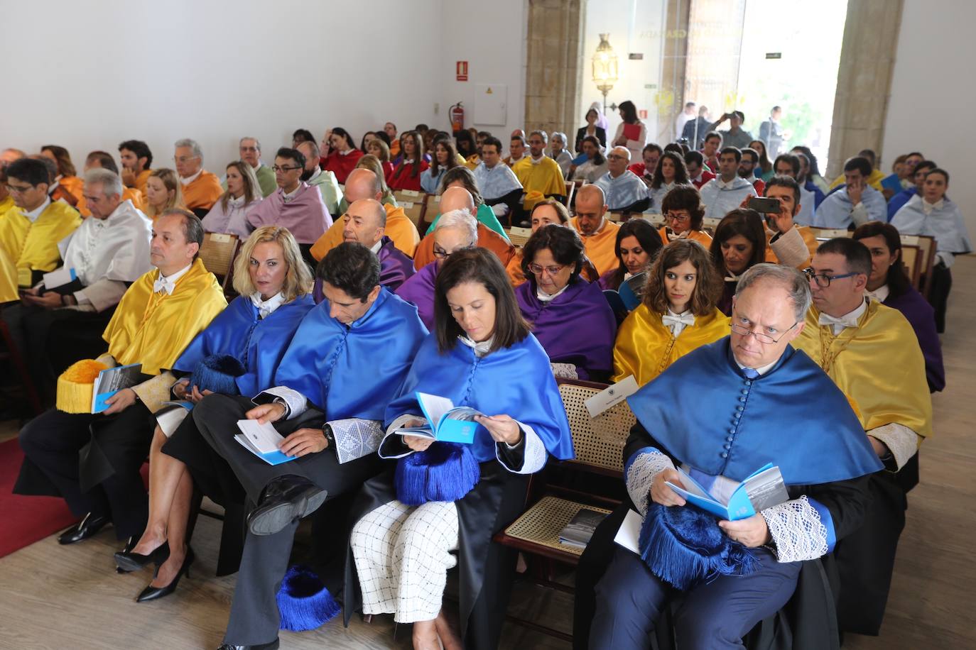 En la sede del Rectorado se celebró el acto académico que contó con una gran asistencia de miembros de la comunidad universitaria así como destacados representantes de otras instituciones y entidades públicas