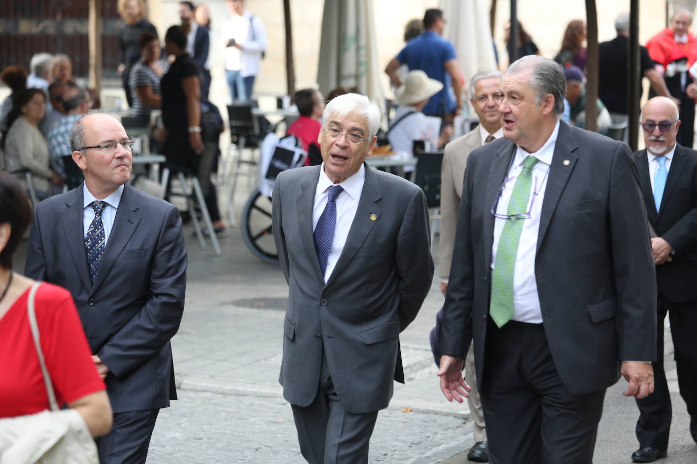 En la sede del Rectorado se celebró el acto académico que contó con una gran asistencia de miembros de la comunidad universitaria así como destacados representantes de otras instituciones y entidades públicas