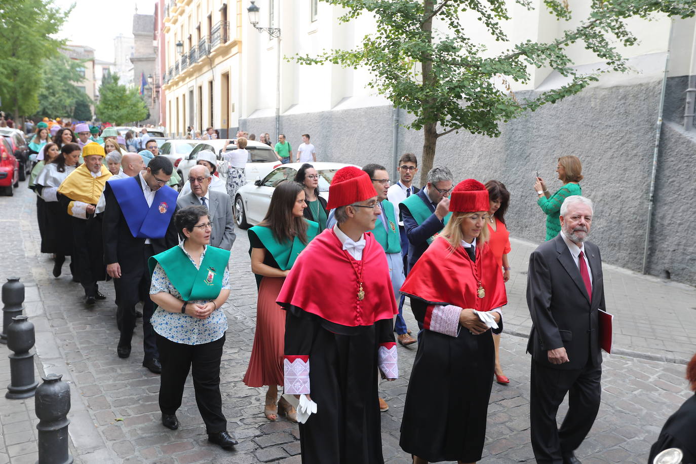 En la sede del Rectorado se celebró el acto académico que contó con una gran asistencia de miembros de la comunidad universitaria así como destacados representantes de otras instituciones y entidades públicas