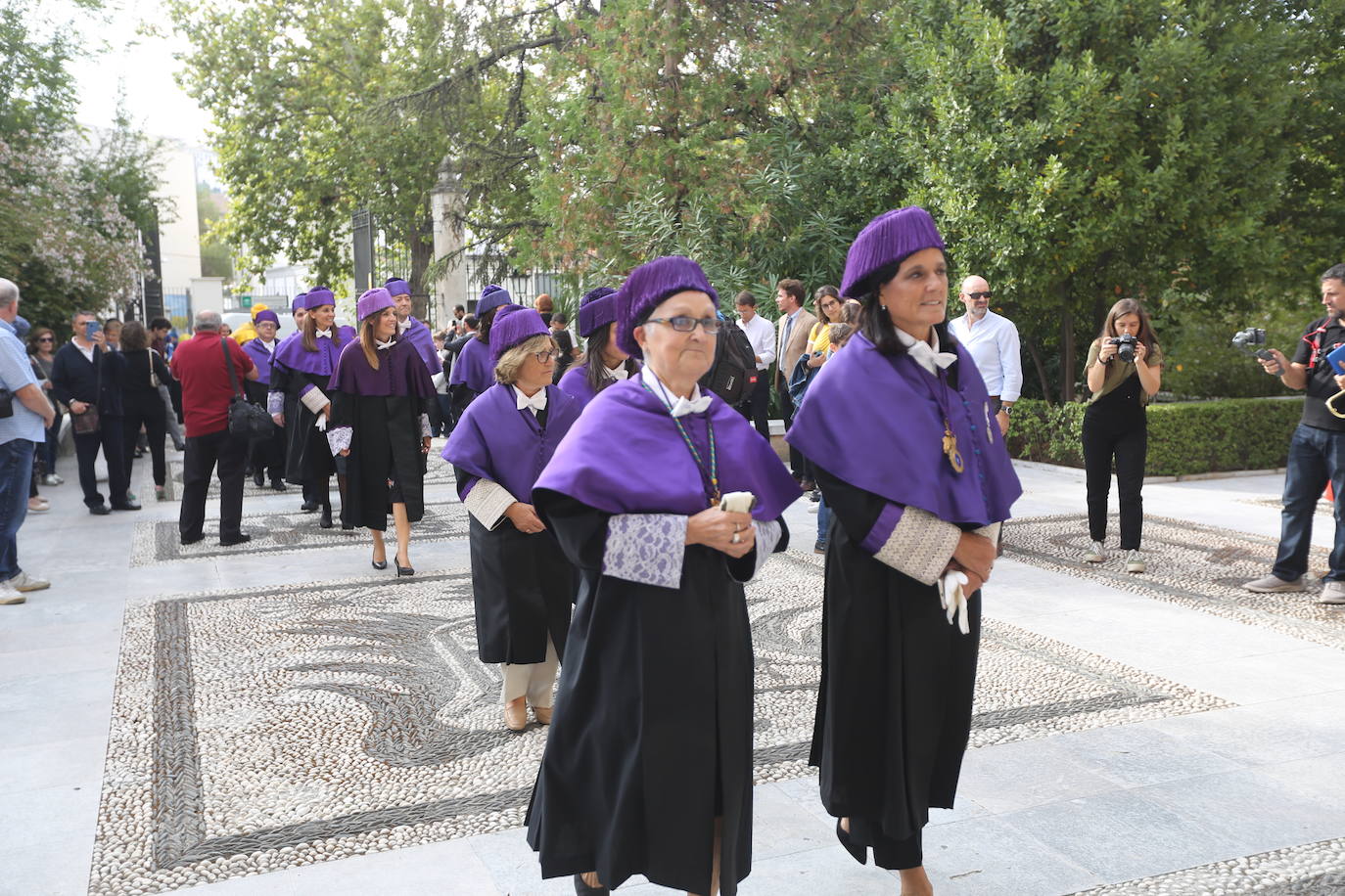 En la sede del Rectorado se celebró el acto académico que contó con una gran asistencia de miembros de la comunidad universitaria así como destacados representantes de otras instituciones y entidades públicas