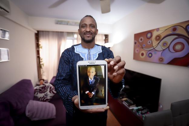 Aliou muestra una foto de su hijo Youssouf, del que tuvo que separarse cuando huyó de su país. 