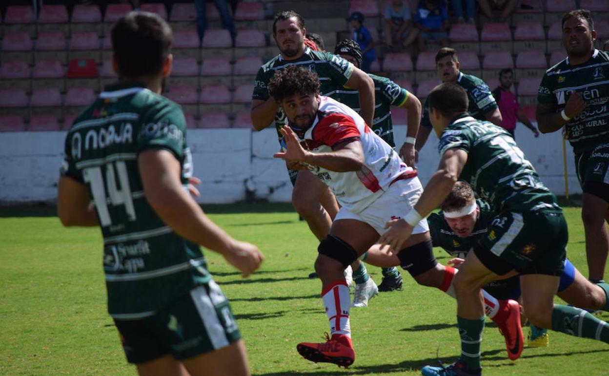 Lucas Melián se marcha para hacer el segundo ensayo cruzado. 