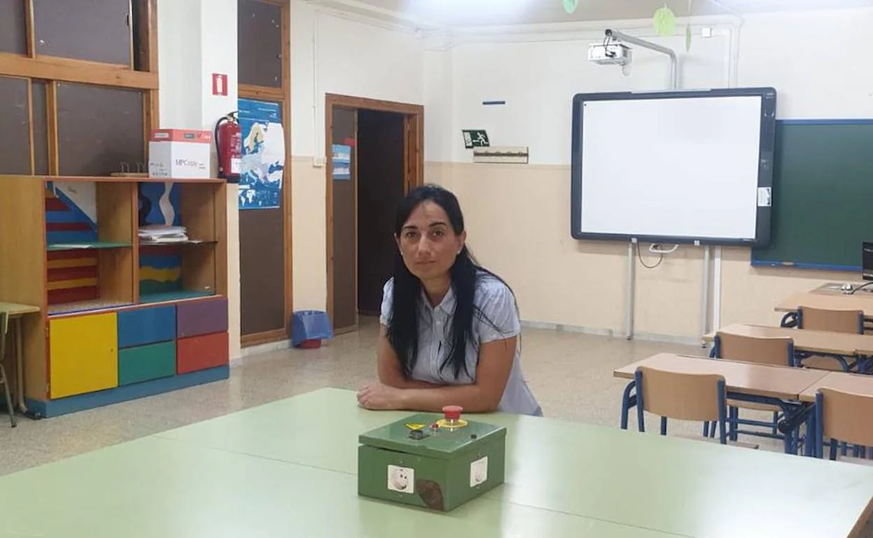 Trinidad Jiménez, alcaldesa de Tahal, en una de las aulas vacías del CEIP Otero Novas, cerrado de forma virtual por la Junta de Andalucía. 
