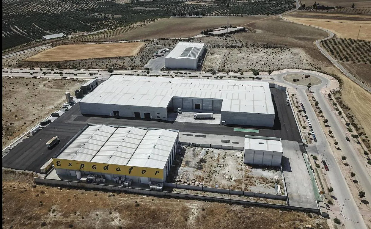 Las nuevas instalaciones de Espadafor en el polígono de Escúzar se levantan sobre una parcela de 35.500 metros cuadrados