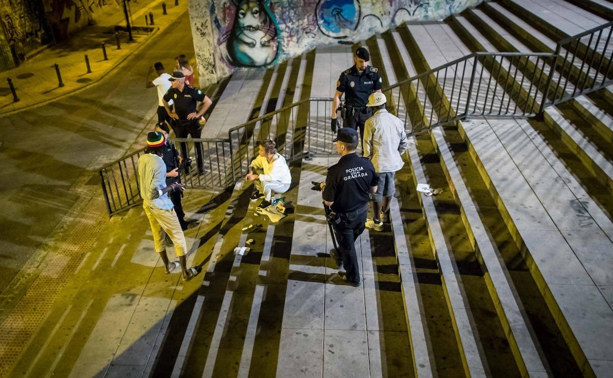 Noche de servicio de la Policía Local de Granada. 