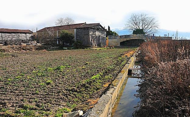Una acequia de la provincia, a su paso por la Vega. 