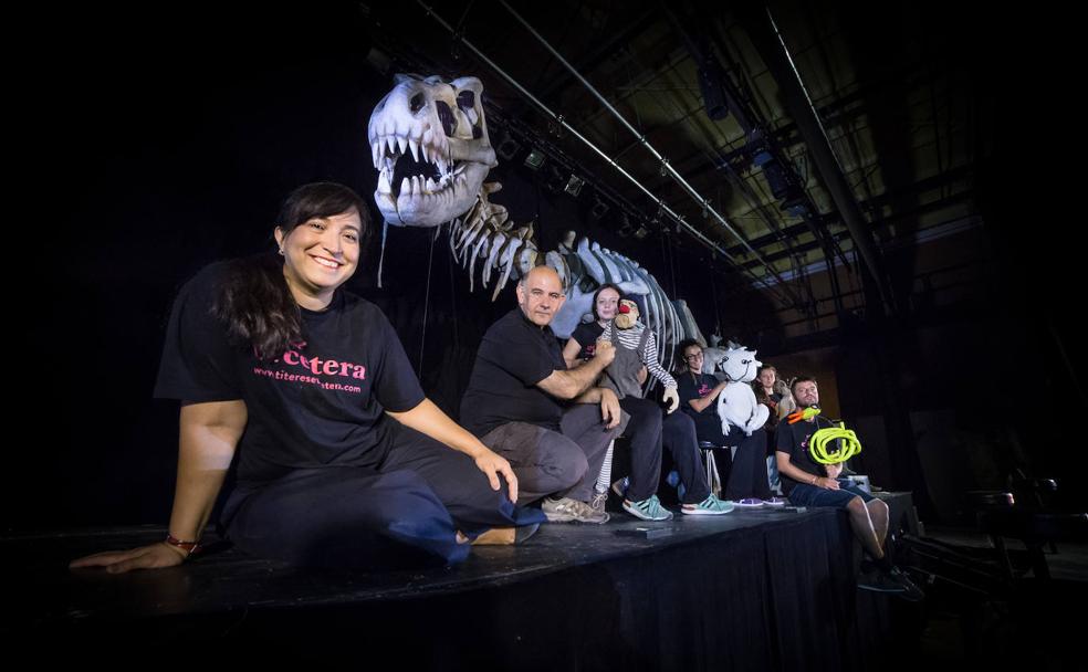 Yanisbel Martínez y Enrique Lanz, que coge a Totolín de la mano, posan junto al resto de la compañía y el esqueleto del Tyrannosaurus rex. 