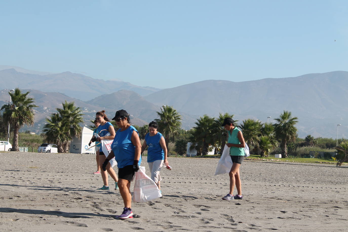 Más de mil personas se reúnen en cuatro municipios costeros de Granada y logran retirar más de 100.000 colillas y 900 kilos de basura en una hora 