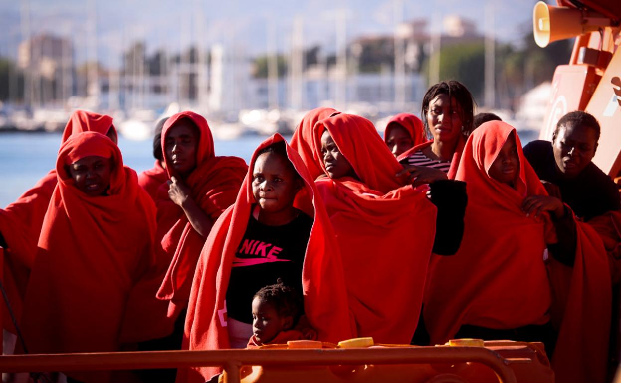 Los inmigrantes, a su llegada al puerto de Motril.