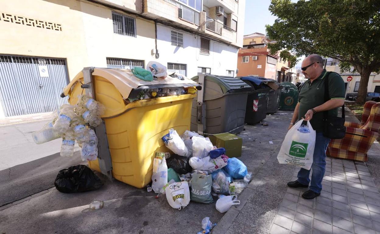 Así están hoy muchos de los contenedores en Motril