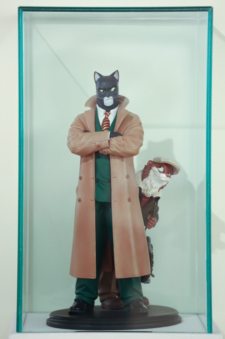 El detective gatuno llega a la Sala de CajaGranada en Puerta Real