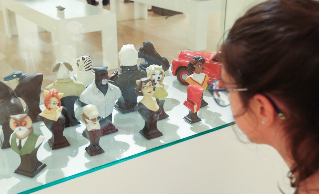 El detective gatuno llega a la Sala de CajaGranada en Puerta Real