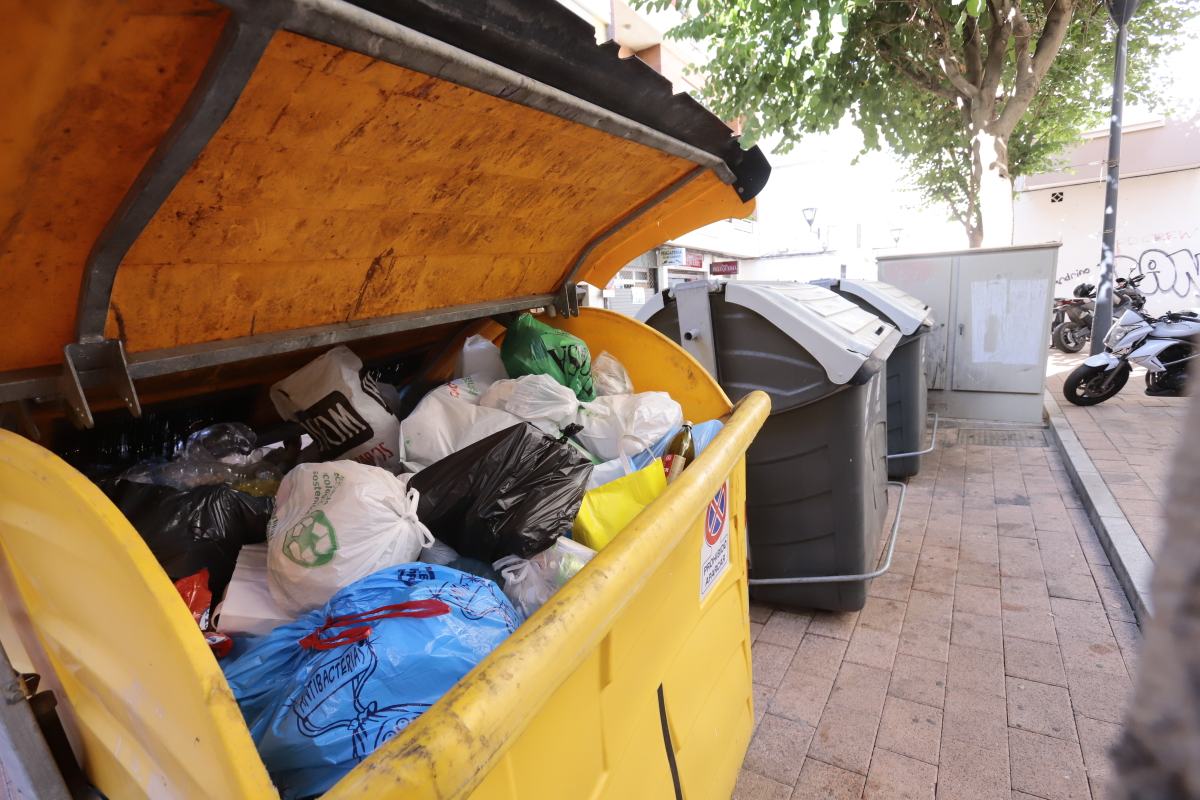 El único camión operativo no tiene tiempo de realizar el recorrido completo por la noche y lo termina por la mañana 