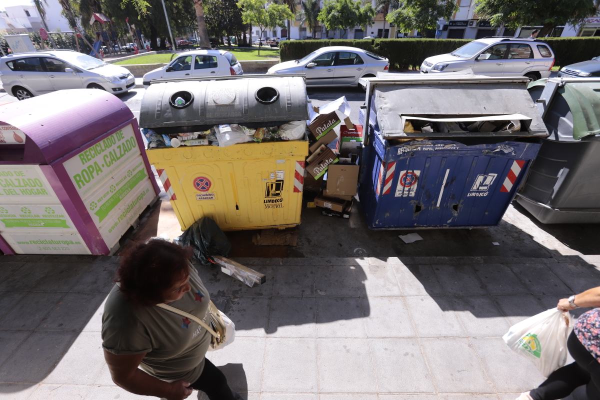 El único camión operativo no tiene tiempo de realizar el recorrido completo por la noche y lo termina por la mañana 
