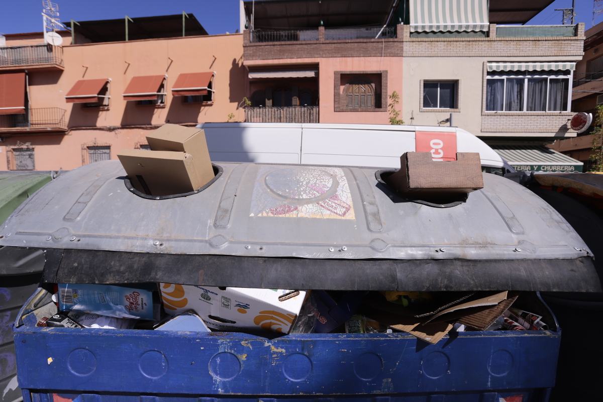 El único camión operativo no tiene tiempo de realizar el recorrido completo por la noche y lo termina por la mañana 