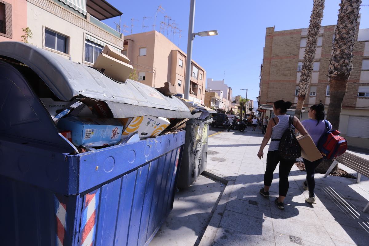 El único camión operativo no tiene tiempo de realizar el recorrido completo por la noche y lo termina por la mañana 