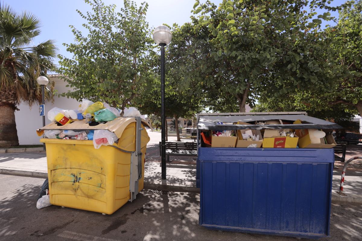 El único camión operativo no tiene tiempo de realizar el recorrido completo por la noche y lo termina por la mañana 