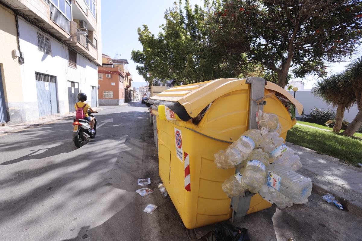 El único camión operativo no tiene tiempo de realizar el recorrido completo por la noche y lo termina por la mañana 