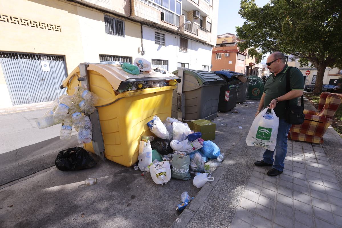 El único camión operativo no tiene tiempo de realizar el recorrido completo por la noche y lo termina por la mañana 
